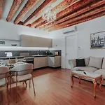 Exclusive In Centre Apartman *